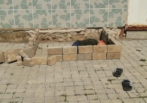 Sokakta oynarken polisleri görünce korkan çocuk yaptığı 'eve' saklandı - Sputnik Türkiye