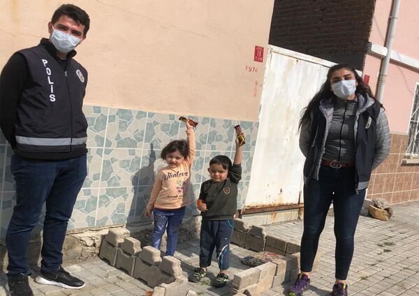 Sokakta oynarken polisleri görünce korkan çocuk yaptığı 'eve' saklandı - Sputnik Türkiye