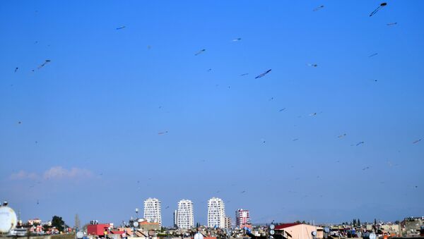 Adana’da, sokağa çıkma yasağı nedeniyle evde kalan vatandaşlar evlerinin damından yüzlerce uçurtma uçurdu. - Sputnik Türkiye