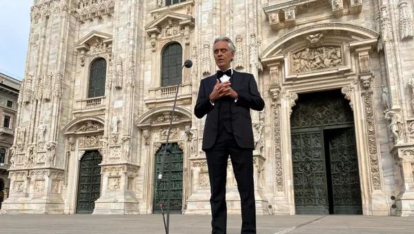 İtalya tenor Andrea Bocelli, koronavirüs salgını nedeniyle kapalı olan Milano'daki Duomo Katedrali'nde konser verdi.  - Sputnik Türkiye