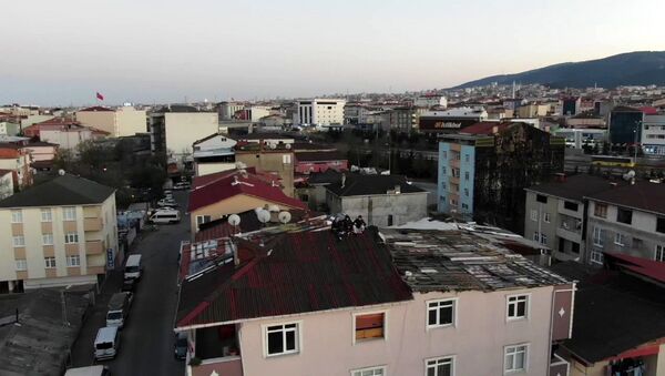 İstanbul Sultanbeyli'de çatıya çıkan gençler, devriye ekipleri tarafından drone ile uyarıldı. Polis, gençlere, Ne işiniz var çatıda? İnin aşağı! anonsu yaparken sosyal mesafeye de uymadıklarını söyledi. Gençler de polisin uyarısı sonrası aşağıya indi. - Sputnik Türkiye