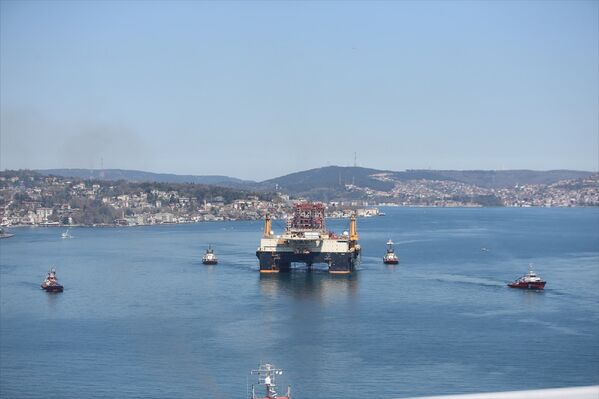 Platformun geçişi nedeniyle İstanbul Boğazı, gemi geçişlerine kapatıldı. Dev platform, Boğaz geçişini 6 saatte tamamladıktan sonra saat 16.00'da Marmara Denizi'ne çıkmış olacak.  - Sputnik Türkiye