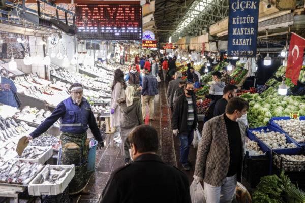 Pazar yerlerinde yoğunluk: Sosyal mesafe kuralına uyulmadı Pazar yerlerinde yoğunluk: Sosyal mesafe kuralına uyulmadı - Sputnik Türkiye