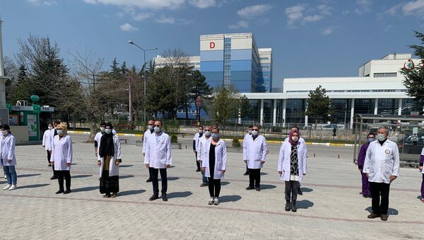 Koronavirüs nedeniyle hayatını kaybeden eczacılar anısına bir dakikalık saygı duruşu - Sputnik Türkiye