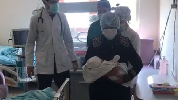 Koronavirüsü yenen 15 günlük bebek alkışlarla taburcu edildi - Sputnik Türkiye