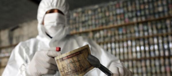 Gaziantep'te bulunan Devr-i Alem Para Müzesi’nin sahibi Esat Kaplan, corona virüs nedeniyle müzesinde bulunan yaklaşık 4 ton parayı dezenfekte edip, kavanozlarda muhafaza etmeye başladı. - Sputnik Türkiye