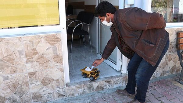 Uzaktan kumandalı oyuncak kamyon ile fatura tahsilatı - Sputnik Türkiye