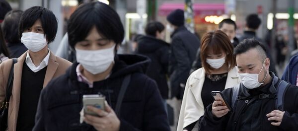 Koronavirüs önlemleri çerçevesinde maskeli yayalar, Tokyo, Japonya - Sputnik Türkiye