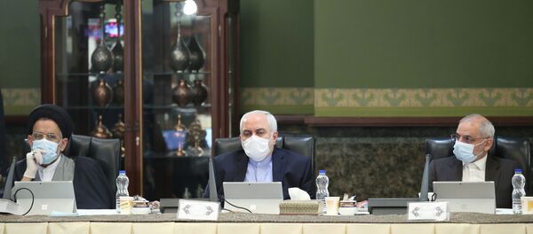 İran kabine toplantısında maske takan Dışişleri Bakanı Cevad Zarif (ortada) - Sputnik Türkiye