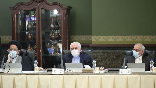 İran kabine toplantısında maske takan Dışişleri Bakanı Cevad Zarif (ortada) - Sputnik Türkiye