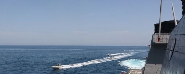 ABD Donanması, İran Devrim Muhafızları Ordusuna (DMO) bağlı sürat botlarının Basra Körfezi'nde ABD savaş gemilerini taciz ettiğini açıkladı.  - Sputnik Türkiye