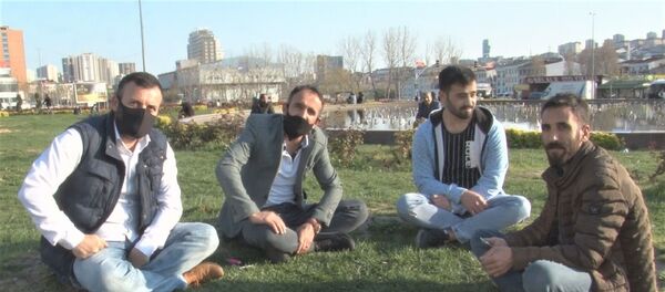 Koronavirüs tedbirleri kapsamında yapılan 'evde kal' çağrılarına rağmen İstanbul Esenyurt’ta genç yaşlı demeden vatandaşların park ve bahçeleri doldurduğu görüldü.  - Sputnik Türkiye