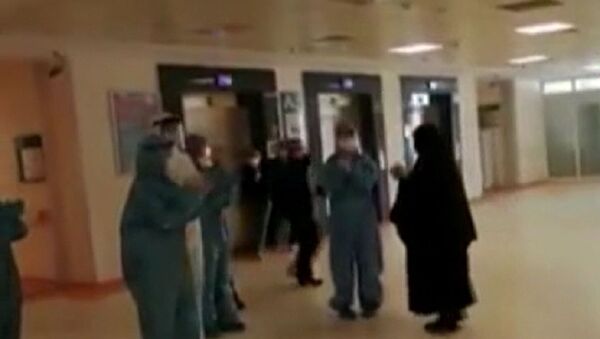 İstanbul'da koronavirüsü yenen 75 yaşındaki kadın, penguen dansı ile taburcu edildi - Sputnik Türkiye