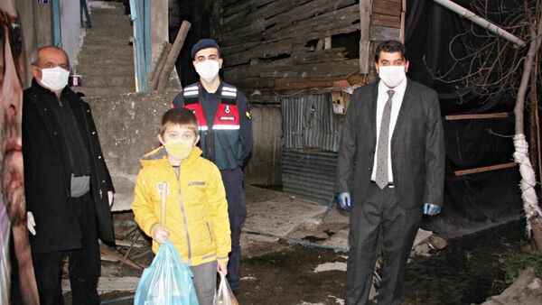 Evden çıkamayan 10 yaşındaki çocuk, ‘Yasal hakkım’ diyerek jandarmadan cips istedi - Sputnik Türkiye