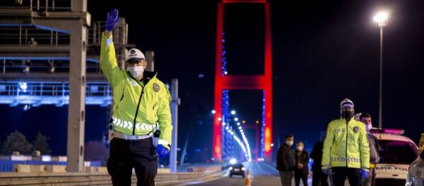 Yeni tip koronavirüs (Kovid -19) salgınıyla mücadele kapsamında gece yarısı başlayan sokağa çıkma kısıtlamasına uymayanlara ceza uygulandı - Sputnik Türkiye