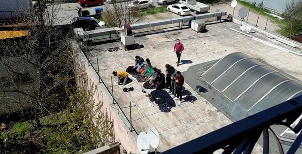 Sosyal mesafe kurallarını hiçe sayarak göç idaresinin çatısında namaz kıldılar Sosyal mesafe kurallarını hiçe sayarak göç idaresinin çatısında namaz kıldılar - Sputnik Türkiye