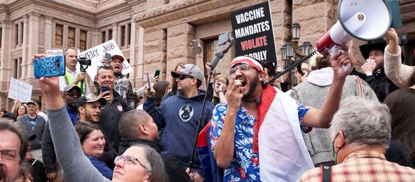 Eyalet Kongresi binaları önünde sosyal mesafe kurallarına uymadan, maske takmadan karantinayı protesto edenler, ABD, Teksas, Austin - Sputnik Türkiye