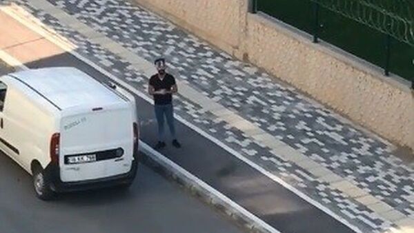  Bursa'da koronavirüsle mücadele kapsamında evlerinden çıkmayan vatandaşlara arabayla ekmek dağıtan bir genç, boş sokaklarda söylediği şarkılarla fenomen olma yolunda ilerliyor - Sputnik Türkiye