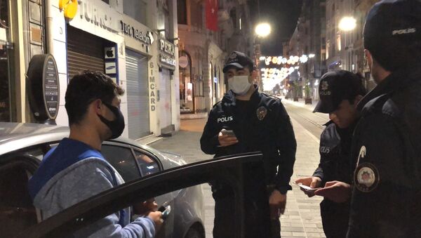 İstiklal Caddesi'nde son ses Sagopa Kajmer dinleyip video çeken genç: Para cezası çok etkilemez ama hata yaptım - Sputnik Türkiye