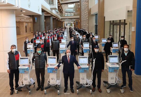 Varank yerli solunum cihazı teslimatında konuştu: Mayıs sonuna kadar 5 bin cihaz üretilmiş olacak - Sputnik Türkiye