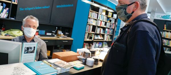 Almanya'da kapalı alanı 800 metrekareden küçük işletmelerle büyüklük sınırlaması getirilmeden otomobil bayileri, bisiklet dükkanları ve kitapçılar açıldı. - Sputnik Türkiye