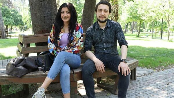 Kız arkadaşıyla sosyal mesafeye uymayan genç: Sevgililere bir şey denmesin - Sputnik Türkiye