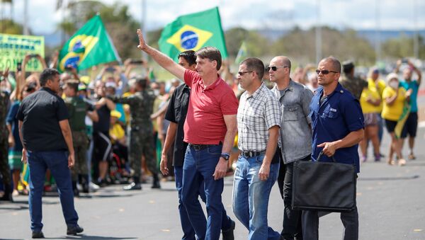 Brezilya Devlet Başkanı Jair Bolsonaro, salgına karşı alınan önlemlerin protesto edildiği bir gösteriye katıldı. - Sputnik Türkiye
