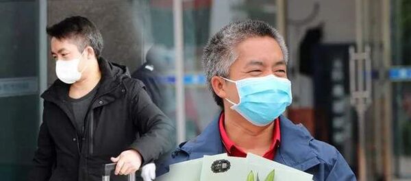 Vuhanlı çocuk  2 ayda saçları ağaran sağlıkçı babasını tanımadı - Sputnik Türkiye