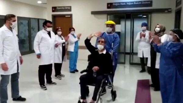 Elazığ'da koronavirüsü yenen hastalar alkışlarla taburcu edildi - Sputnik Türkiye