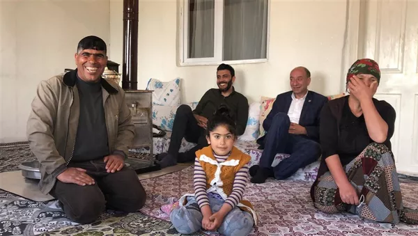 Kars'ın Digor ilçesine bağlı Arpalı köyünde bakkal dükkanı işleten ve aynı zamanda çiftçilik yapan Kasım Can - Sputnik Türkiye
