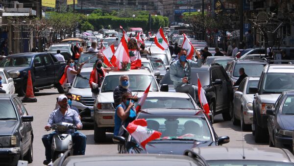Lübnan’da yüzlerce protestocu salgına rağmen sokakları doldurdu. - Sputnik Türkiye