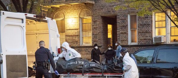 Polis ve sağlık çalışanları koronavirüsten ölen bir hastayı evden alırken, Brooklyn, New York, ABD - Sputnik Türkiye