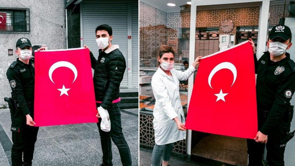 Polis vatandaşa bayrak dağıttı - Sputnik Türkiye