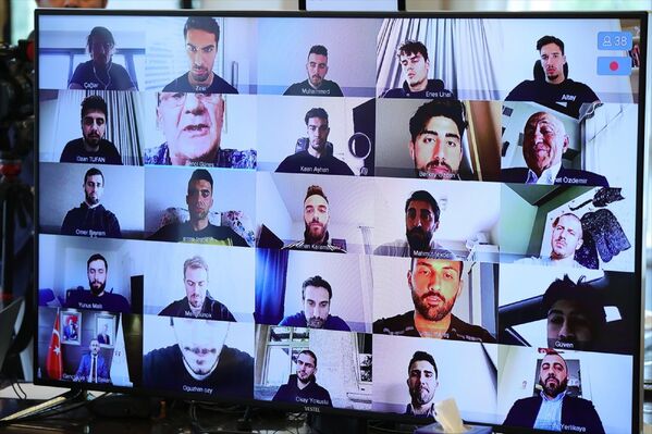 Türkiye Cumhurbaşkanı Recep Tayyip Erdoğan, A Milli Futbol Takımı oyuncularıyla video konferans yöntemiyle görüşme gerçekleştirdi.  - Sputnik Türkiye