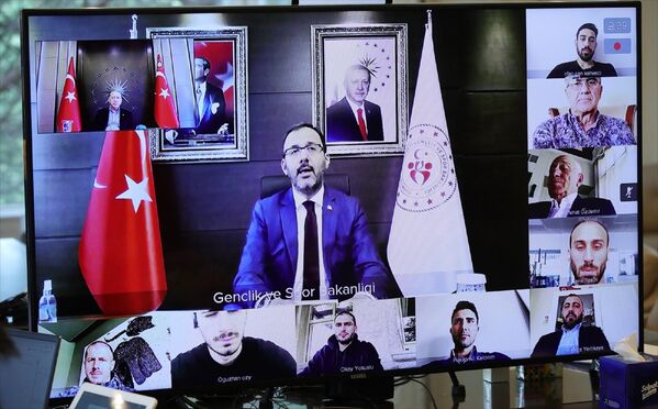 Cumhurbaşkanı Erdoğan, Tarabya'daki Huber Köşkü'nde saat 13.00'de milli futbolcularla video konferans yöntemiyle bir araya geldi. - Sputnik Türkiye