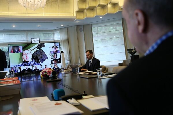  Türkiye Futbol Federasyonu Başkanı Nihat Özdemir, A Milli Futbol Takımı Teknik Direktörü Şenol Güneş ve futbolcular video konferansta hazır bulundu. - Sputnik Türkiye