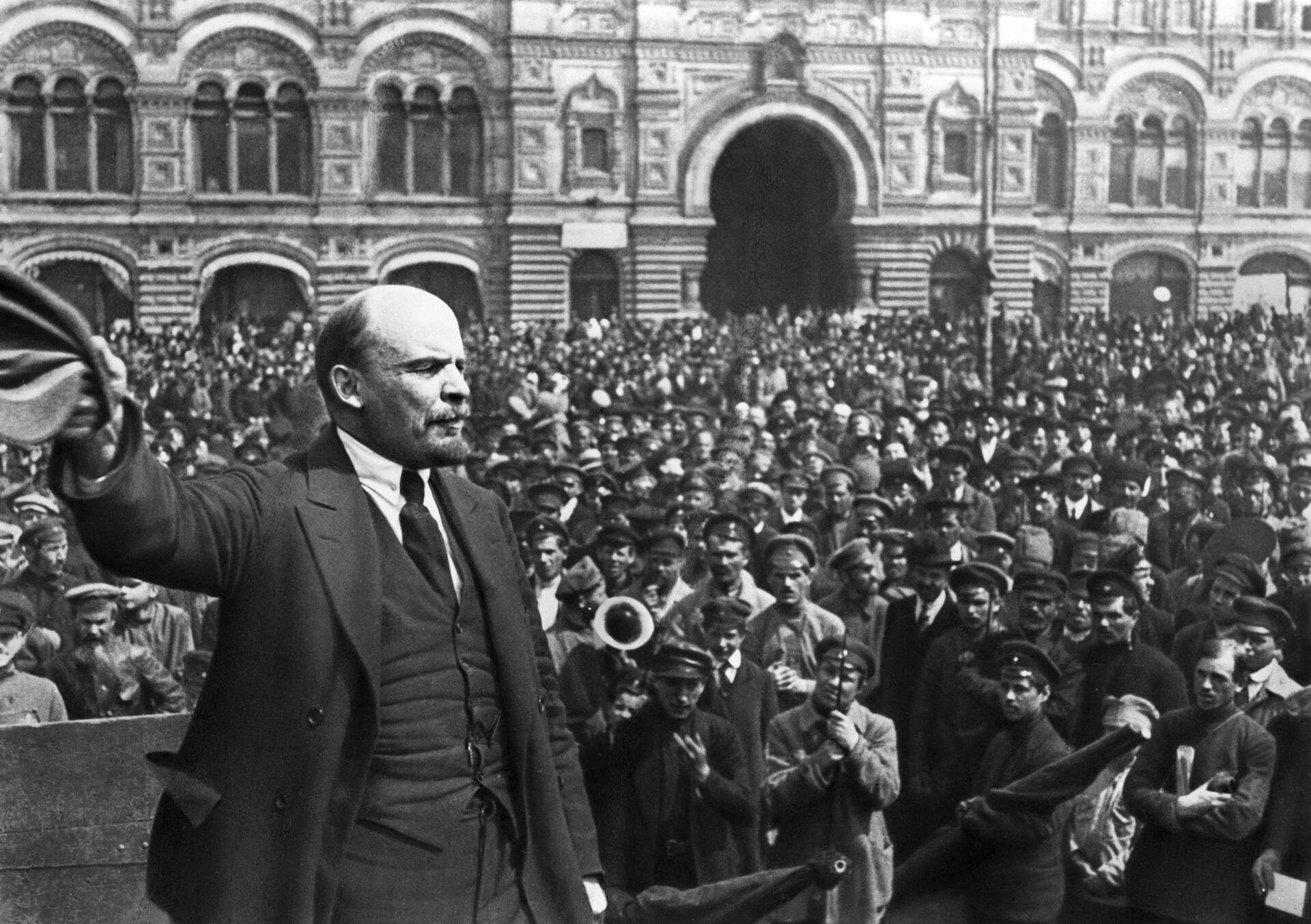 Vladimir Lenin Kızıl Meydan'da konuşma yapıyor. Moskova, 1919. - Sputnik Türkiye, 1920, 30.12.2022