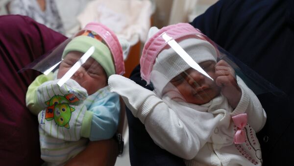 Yenidoğan bebeklere özel yüz siperliği üretildi - Sputnik Türkiye