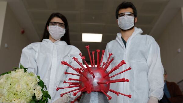Hastanede nişan yapan sağlıkçı çifte koronavirüs şeklinde pasta - Sputnik Türkiye