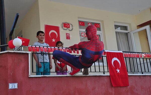 Antalyalı Örümcek Adam Burak Soylu çocukları eğlendirdi - Sputnik Türkiye