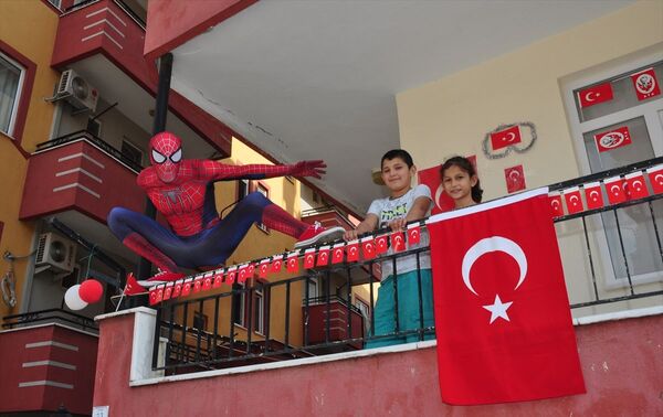 Antalyalı Örümcek Adam Burak Soylu çocukları eğlendirdi - Sputnik Türkiye