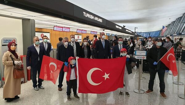 Koronavirüs salgını dolayısıyla uçuşlar durdurulunca yurda dönemeyen ABD'deki Türk vatandaşları, Washington Dulles Uluslararası Havalimanı'ndan Türk Hava Yollarının (THY) özel seferiyle Türkiye'ye hareket etti. - Sputnik Türkiye