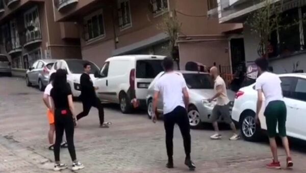 Kısıtlamayı delip sokakta top oynayan ve halay çeken gençler brandanın altına saklandı - Sputnik Türkiye