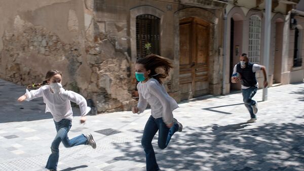 İspanya – kororonavirüs – çocuklar – sokağa çıkma yasağının ardından çocuklar - Sputnik Türkiye