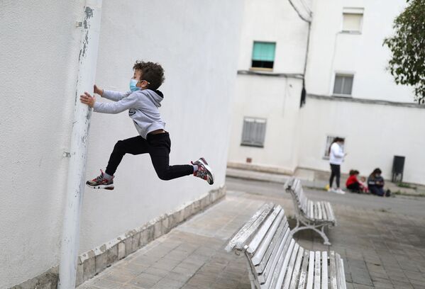 İspanya’da 40 günden bu yana uygulanan sokağa çıkma yasağı bugün çocuklar için gevşetilerek, çocukların sokaklarda oyun oynamasına izin verildi. - Sputnik Türkiye