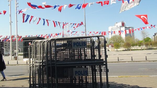 1 Mayıs öncesi Taksim'e bariyerler getirildi - Sputnik Türkiye