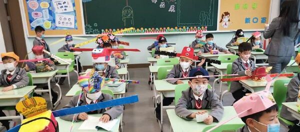 Çin'deki bir ilkokulun ilginç koronavirüs önlemi: Kanatlı sosyal mesafe şapkaları - Sputnik Türkiye