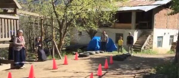 Koronavirüs nedeniyle köye giriş-çıkışlar kapatılınca sıkıldılar: Kendi Survivor parkurlarını kurup yarıştılar - Sputnik Türkiye