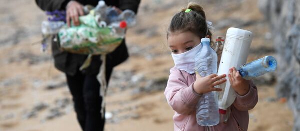 İspanya'da koronavirüs nedenli çocuklara sokağa çıkma yasağının 6 hafta sonra ilk kez kısmen kalkmasının ardından Gijon kentinde sahildeki plastik çöpleri temizleyen baba-kız - Sputnik Türkiye