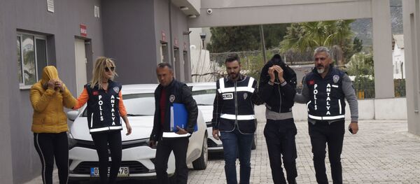 Eşini öldüren koca: Birkaç tokat attım, uyandığımda cansız yattığını gördüm - Antalya  - Sputnik Türkiye